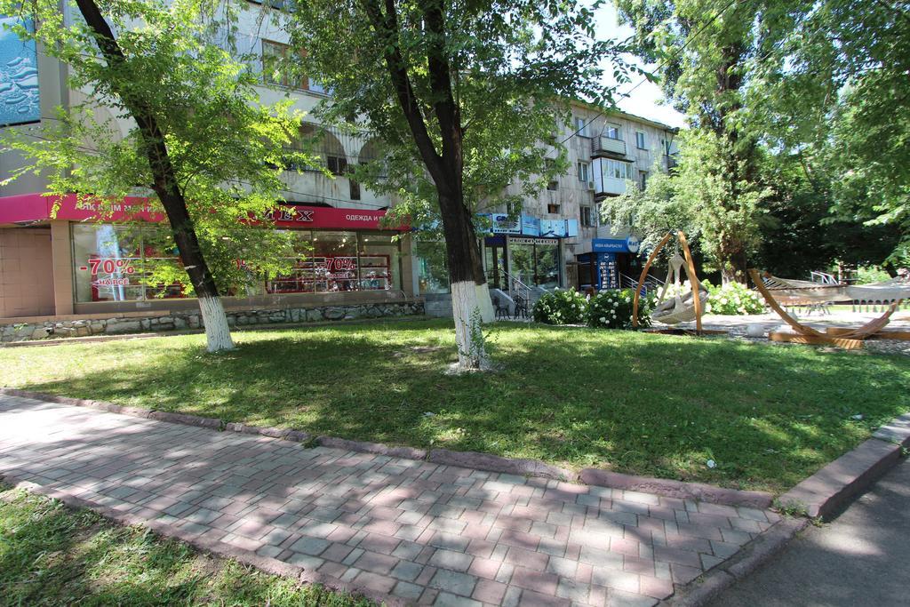 Nadezhda Apartments In Touristic Area, On The Dostyk Avenue 89 Алмати Екстер'єр фото
